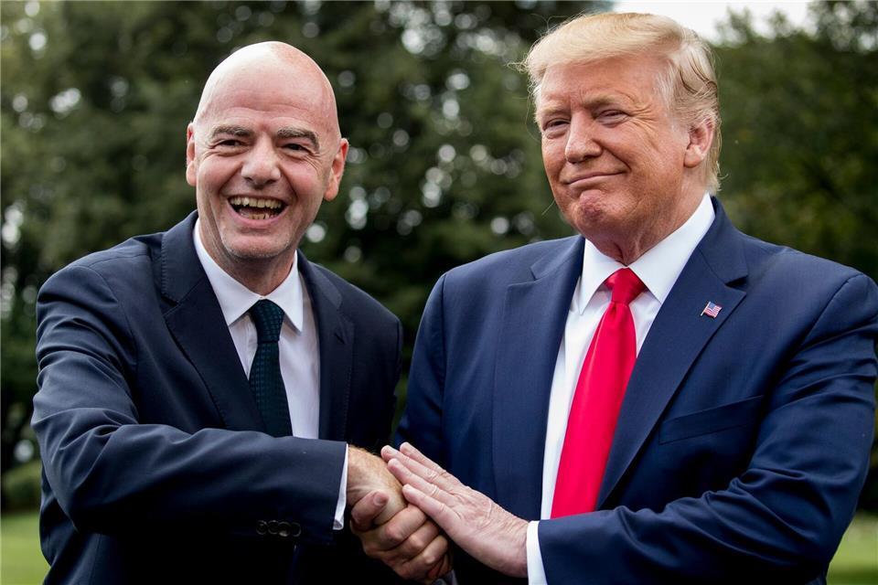 Selbst bei Trumps jüngstem Nahost-Gipfel in Ägypten war Infantino dabei. (Archivbild)Andrew Harnik/AP/dpa