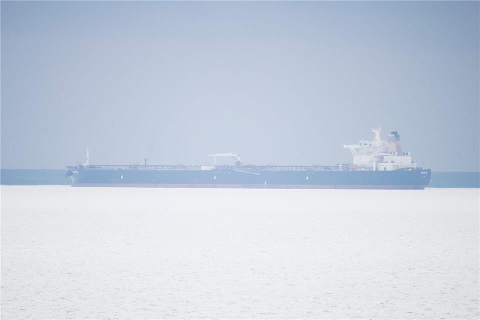 Selbst der Öltanker „Eventin“ ist von Eis umgeben.Philip Dulian/dpa