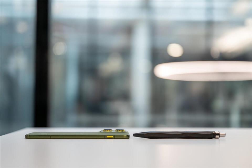 Selbst ein Kugelschreiber ist dicker als das Motorola Edge 70.Nico Tapia/dpa-tmn