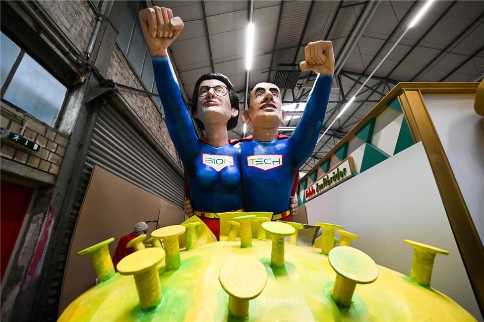 Selbst ein Rosenmontagswagen in Köln wurde Sahin und Türeci 2022 gewidmet. (Archivbild)Federico Gambarini/dpa