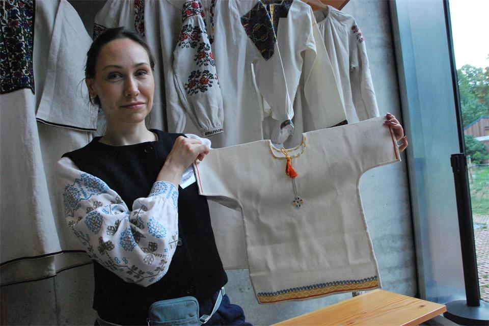 Selbst für Babys gibt es schon Wyschywankas. Olesia Kovalenko zeigt ein solches Hemd.Anja Sokolow/dpa