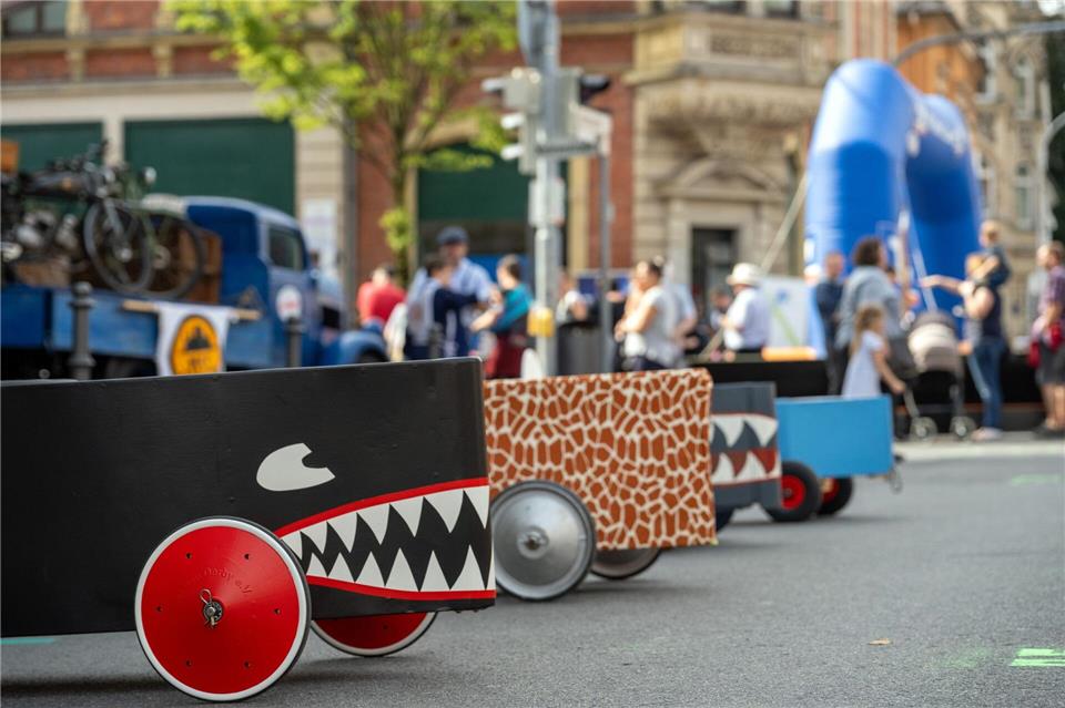 Selbst gebaute Seifenkisten rollen in einigen Städten Brandenburgs um die Wette. (Symbolbild)Pia Bayer/dpa