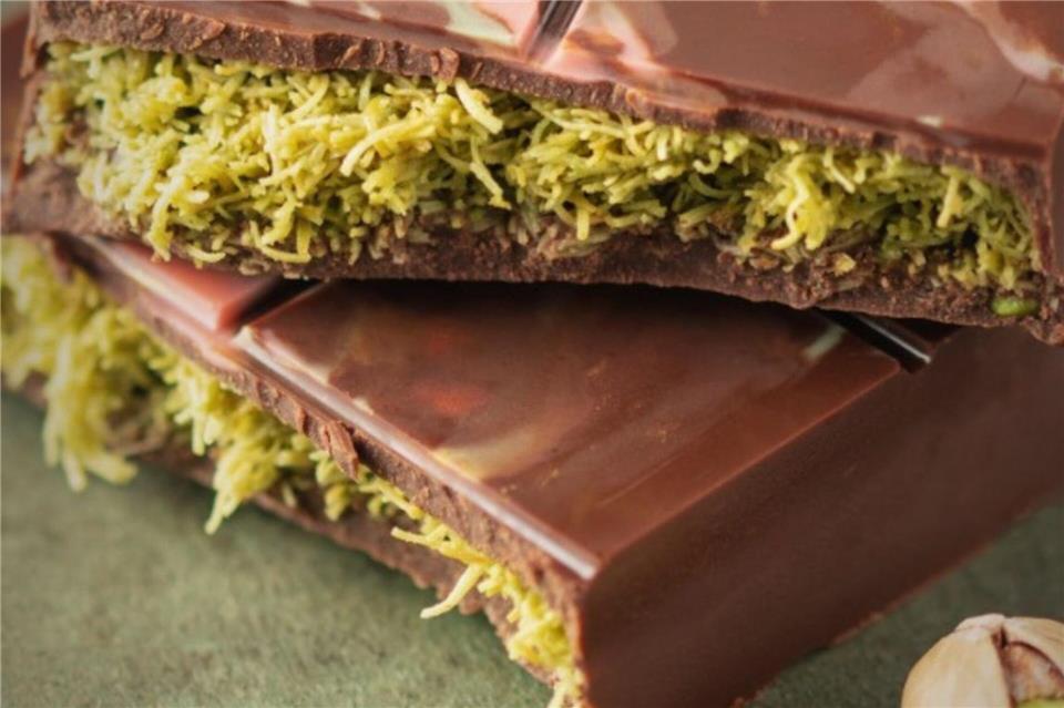 Selbst gemachte Dubai-Schokolade nach Anleitung von TV-Koch Steffen Henssler: Milchschokolade und weiße Schokolade umhüllen die Mischung aus Pistazienmus und Engelshaar.Lukas Haag/Steffen Henssler/dpa-tmn