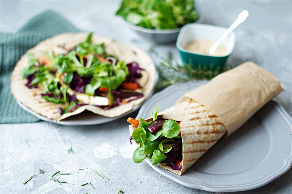 Selbst gerollte Wraps werden saftiger und aromatischer mit einer gut dosierten Schicht Grillsauce.Mareike Pucka/biskuitwerkstatt.de/dpa-tmn