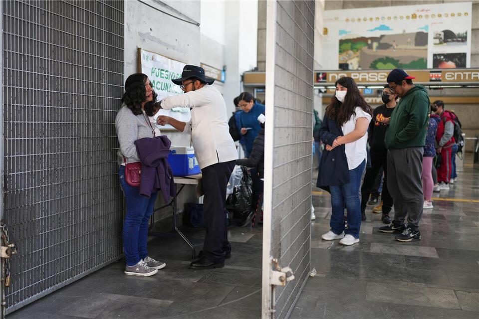 Selbst in U-Bahn-Stationen wird geimpft: Schutz vor Masern in Mexiko. Eduardo Verdugo/AP/dpa
