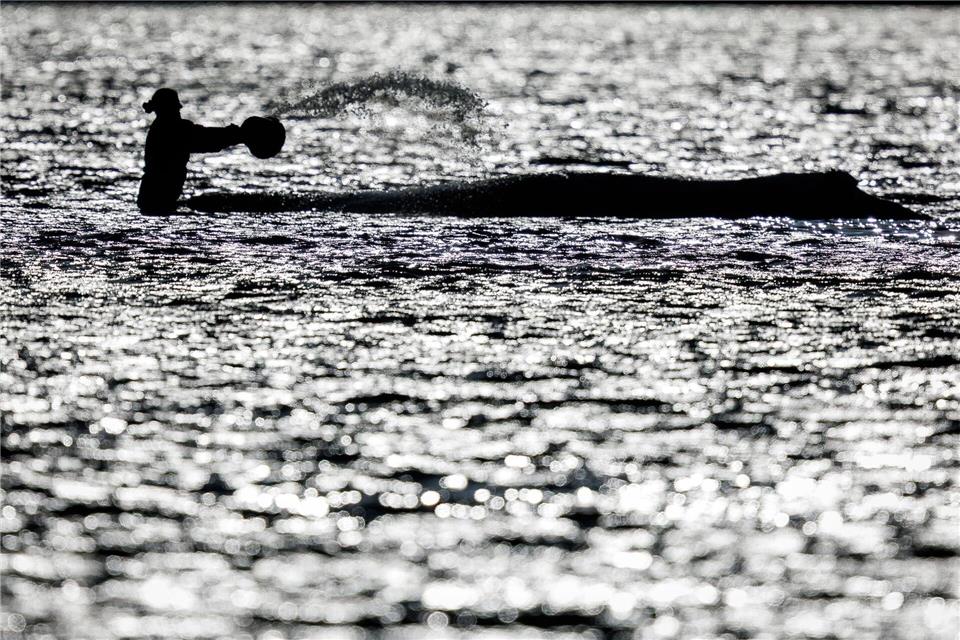 Selbst in der Dämmerung sind mitunter noch Menschen am Wal.Jens Büttner/dpa
