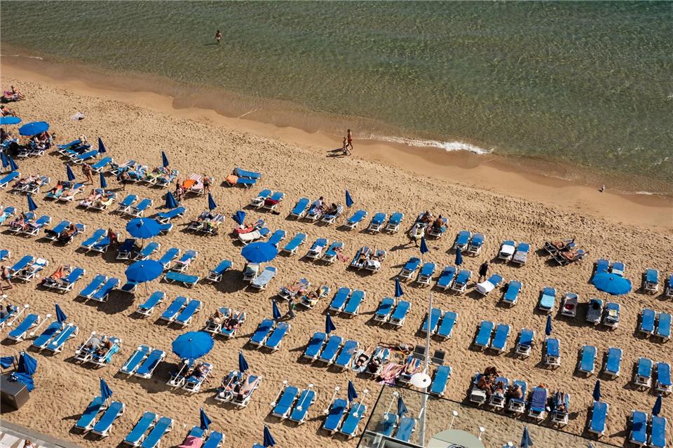 Selbst in der Hochsaison, wenn an den Stränden Sardinendosen-Effekte herrschen, soll die Wasserqualität gut sein.Andreas Drouve/dpa-tmn