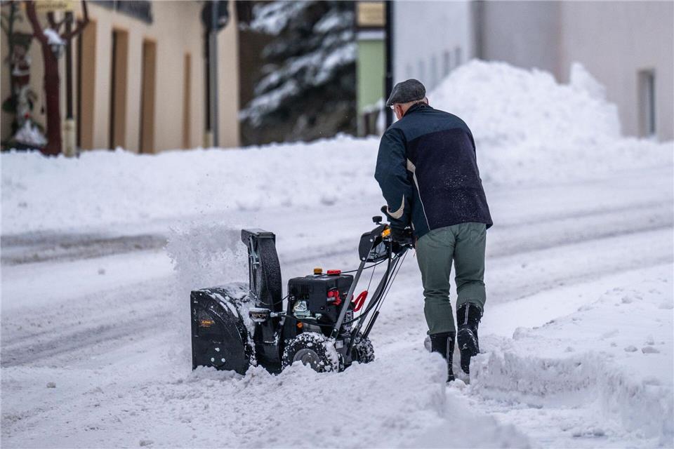 Selbst machen oder Dienstleister beauftragen? Wer sich beim Schneeschieben für letzteres entscheidet, kann nicht nur Zeit, sondern auch Steuern sparen.picture alliance/dpa