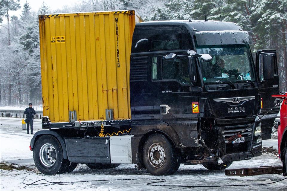 Selbst schwere Lastwagen kamen schwer ins Schleudern.Jens Büttner/dpa