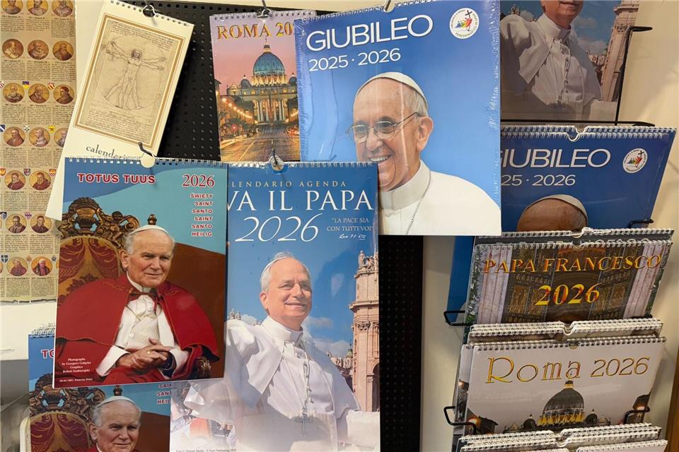 Selbst vom 2005 verstorbenen Papst Johannes Paul II. gibt es noch Kalender.Christoph Sator/dpa