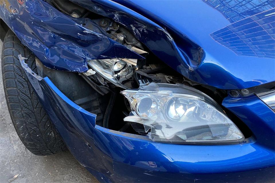 Selbst wenn dieser Blechschaden repariert ist: Der Wagen ist damit ein Unfallauto, und das mindert seinen Verkaufswert.picture alliance/dpa/dpa-tmn