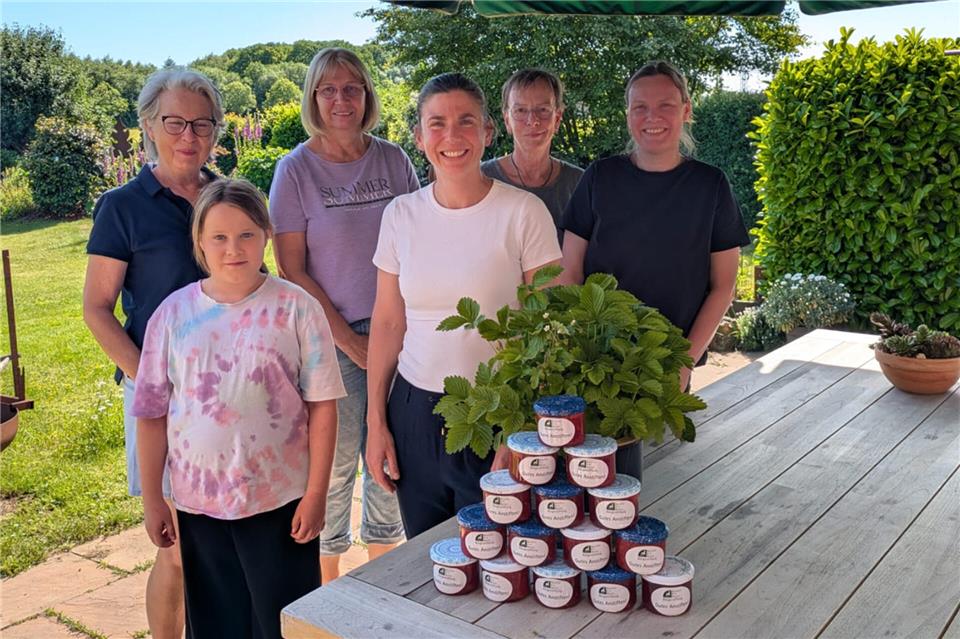 Selbstgemacht schmeckt am besten: Helferinnen der Bürgerstiftung kochten viele Gläser Marmelade für die Frühstücksgäste.