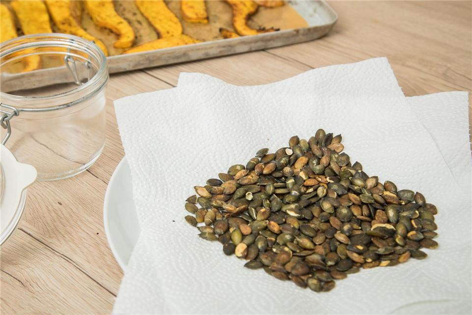 Halloween-Kürbis clever verwerten: Her mit Püree und Kernen  Selbstgemachte Kürbiskerne sind ein knackiges Topping für Salate und Suppen: Die Reste vom Halloween-Kürbis werden so sinnvoll verwertet.Christin Klose/dpa-tmn