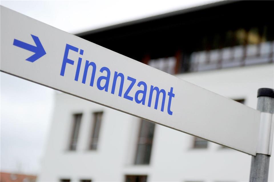 Selbstständig im Nebenerwerb: Was muss ich beachten? Selbstständig im Nebenberuf: Für Gründerinnen und Gründer ist auch die Meldung beim Finanzamt wichtig. Tobias Hase/dpa/dpa-tmn
