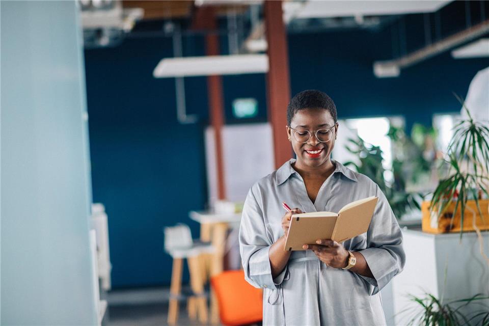Selbstwert stärken: Eine Erfolgsliste mit erreichten Zielen und positiven Rückmeldungen hilft, das eigene Potenzial realistischer einzuschätzen.Zacharie Scheurer/dpa-tmn