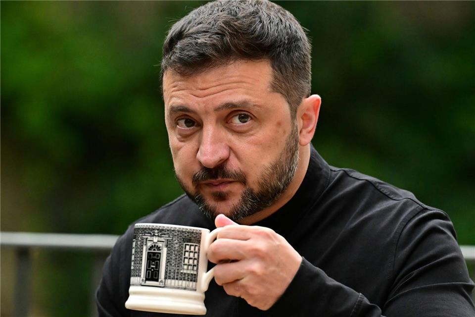Bilder des Tages Selenskyj mit Motivtasse - ukrainischer Präsident zu Besuch in London Ben Stansall/Pool AFP/AP/dpa