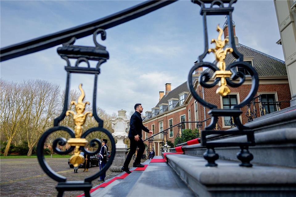 Selenskyj schreitet die königlichen Treppen hochRobin van Lonkhuijsen/ANP Pool via AP/dpa