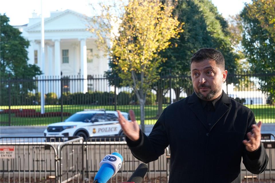 Die großen Fragezeichen nach dem Selenskyj-Trump-Treffen Selenskyj spricht über das Treffen im Weißen Haus - und bleibt vage. Manuel Balce Ceneta/AP/dpa
