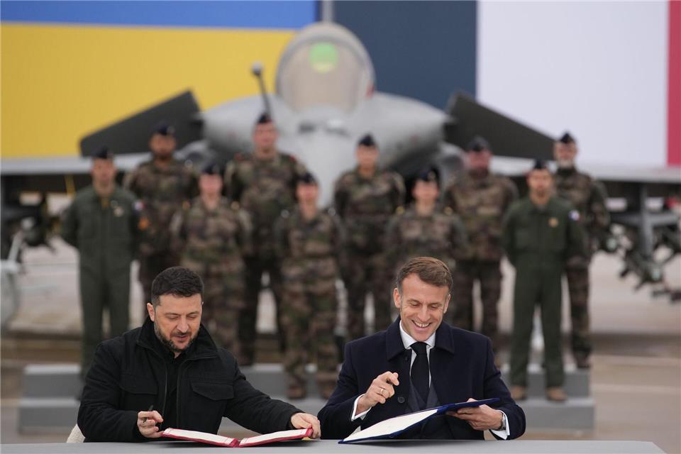 Selenskyj und Macron unterzeichneten eine Absichtserklärung zum Kauf von bis zu 100 Rafale-Jets durch Kiew.Christophe Ena/Pool AP/dpa