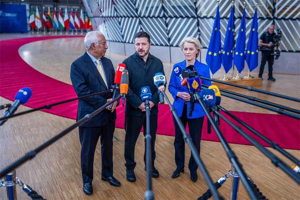 Selenskyj wurde beim Gipfel von EU-Ratspräsident António Costa und Kommissionspräsidentin Ursula von der Leyen begrüßt. Michael Kappeler/dpa