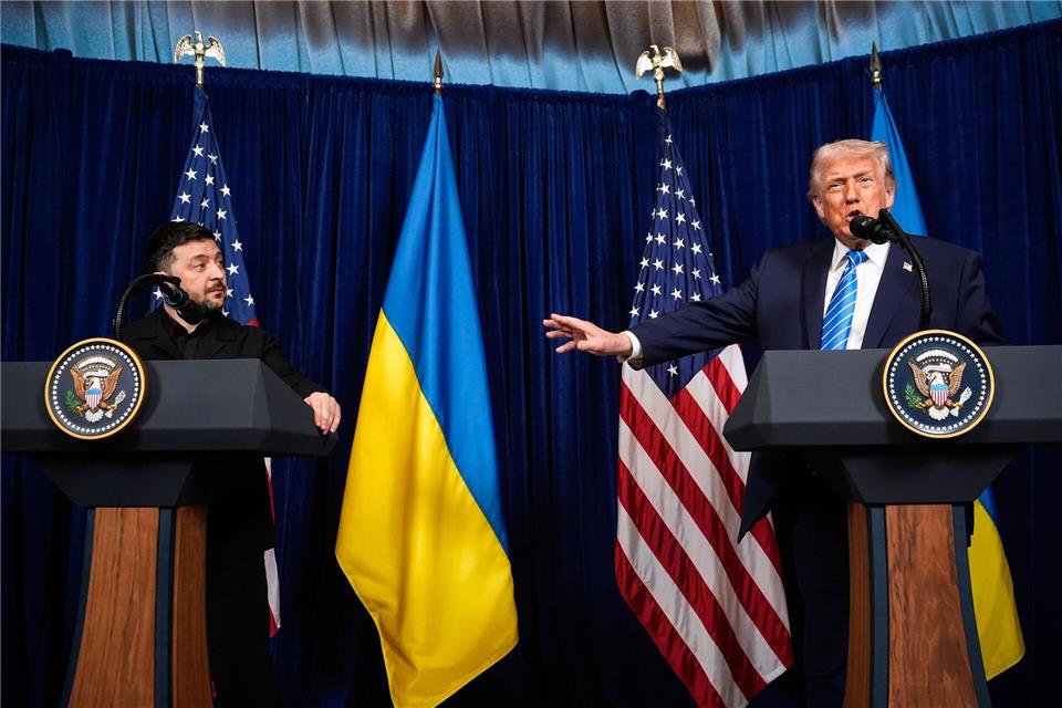Selenskyj zeigte sich bei Pressekonferenz mit Trump sichtlich erstaunt.Alex Brandon/AP/dpa