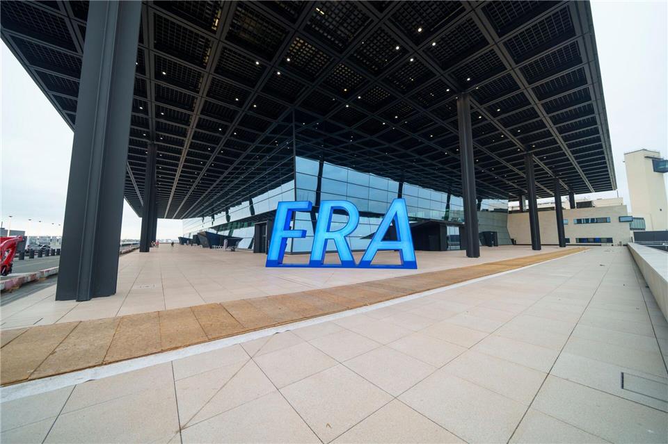 Selfie-Hotspot mit dem Flughafen-Kürzel FRA. (Achivbild)Andreas Arnold/dpa