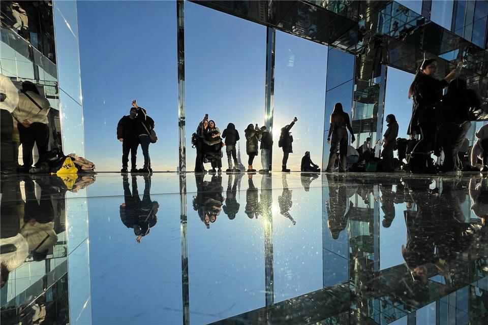 Teure beste Aussicht - New Yorks Wolkenkratzer im Wettbewerb Selfie auf mehr als 300 Meter Höhe.Benno Schwinghammer/dpa