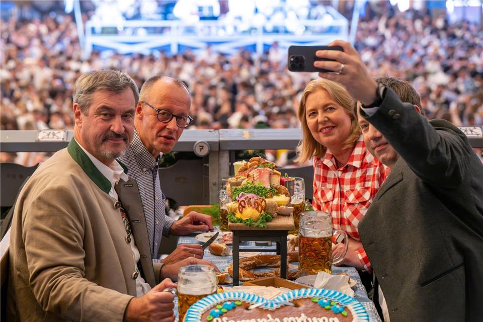 Selfie im Festzelt: Kanzler Merz besucht mit Kabinettsmitgliedern das OktoberfestPeter Kneffel/dpa