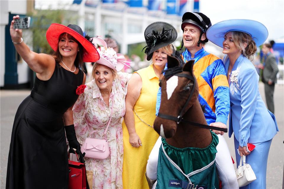 Selfie vor dem Ladies Day beim Derby-Festival in EpsomJohn Walton/PA Wire/dpa