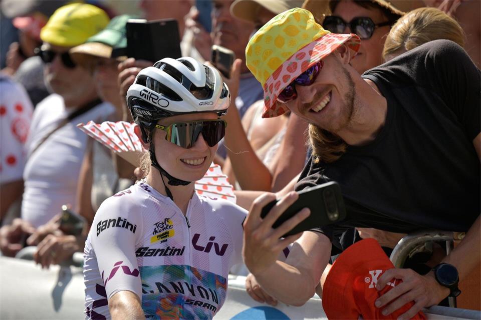 Selfies mit den Fans: Für Antonia Niedermaier ist das nicht mehr ungewöhnlich. (Archivbild)Philippe Magoni/AP/dpa