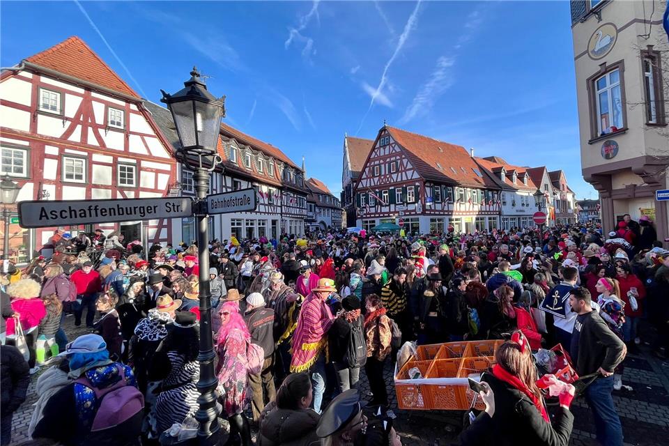 Seligenstadt im Kreis Offenbach ist für seine tolle Stimmung am Rosenmontag weit über die Stadtgrenzen hinaus bekannt. (Archivbild)Kathrin Deckart/dpa