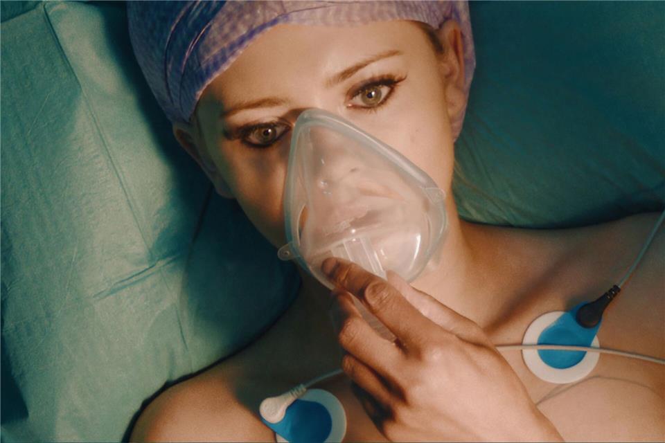 Selina (Elli Rhiannon Müller Osborne) unterzieht sich einer Brustvergrößerung in der Türkei. Dabei verläuft die Operation nicht einwandfrei. Die norwegische Dramaserie über die Anfänge der Influencer-Kultur „Requiem for Selina“ läuft am 03.02.2026 im ZDF.Jonathan Vivaas Kise Tinagent/ZDF/dpa