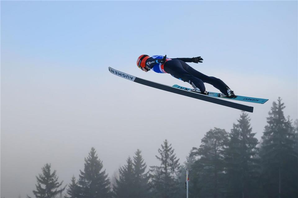Selina Freitag zeigt in Klingenthal ordentliche Sprünge.Hendrik Schmidt/dpa