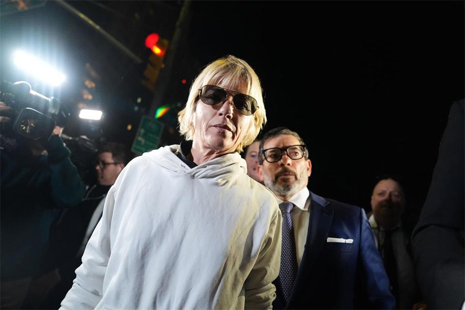 Selma Blair verlässt am Montag das Gerichtsgebäude in New York.Ryan Murphy/AP/dpa