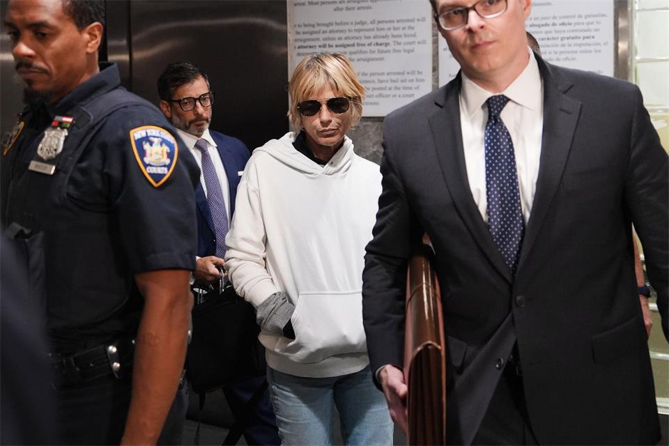 Selma Blair verlässt am Montag das Gerichtsgebäude in New York.Ryan Murphy/AP/dpa