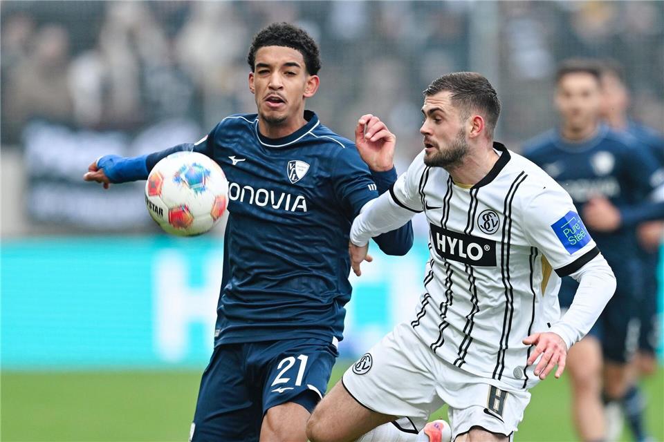 Selten auf Augenhöhe: Bochum mit Francis Onyeka (l) und Elversberg mit Lukasz Poreba.Uwe Anspach/dpa