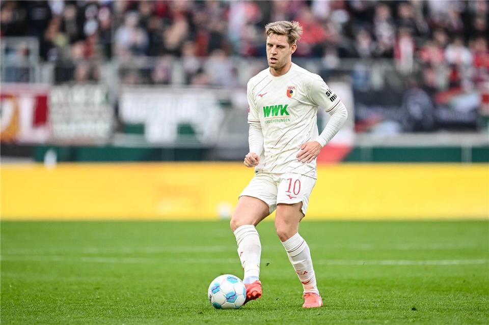 Seltenes Bild in dieser Saison: Arne Maier für den FC Augsburg am Ball. (Archivbild)Harry Langer/dpa