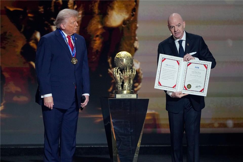 Seltsame Show: Die WM-Auslosung mit Donald Trump (l) und FIFA-Präsident Gianni Infantino. (Archivbild)Chris Carlson/AP/dpa