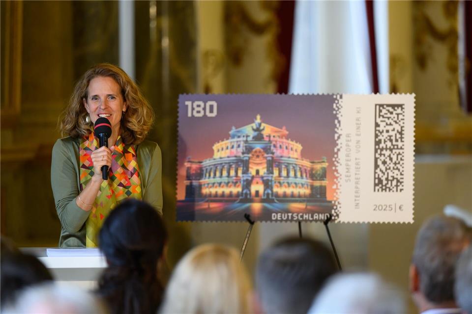 Semperoper Dresden Motiv für Briefmarke Semperoper-Intendantin Nora Schmidt stellt die neue Sonderbriefmarke der Deutschen Post vor.Robert Michael/dpa