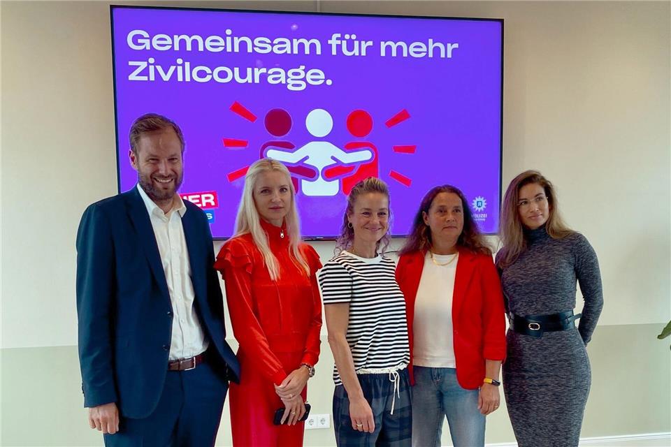 Senator Anjes Tjarks, HVV-Geschäftsführerin Anna-Theresa Korbutt (2.v.l.), Schauspielerin Rhea Harder-Vennewald (M.), Christiane Wagner und Adelina Michalk bei der Vorstellung der Kampagne für mehr Zivilcourage der Sicherheitsinitiative des HVV.Simone Daiker/dpa