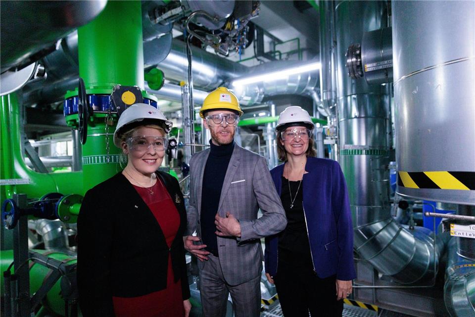 BEW will 3,3 Milliarden Euro ins Fernwärmenetz investieren Senatorin Giffey bei der offiziellen Übernahme des Berliner Fernwärmenetzes vom Energieversorger Vattenfall im vergangenen Jahr. (Archivbild)Carsten Koall/dpa