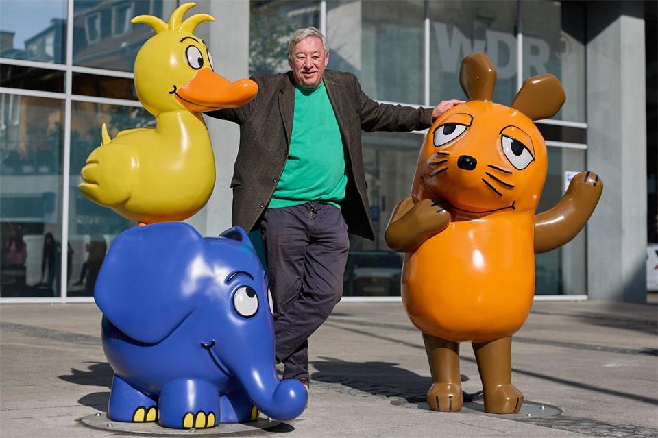 „Sendung mit der Maus“-Moderator Christoph Biemann begrüßte Elefant und Ente neben der Maus.Rolf Vennenbernd/dpa
