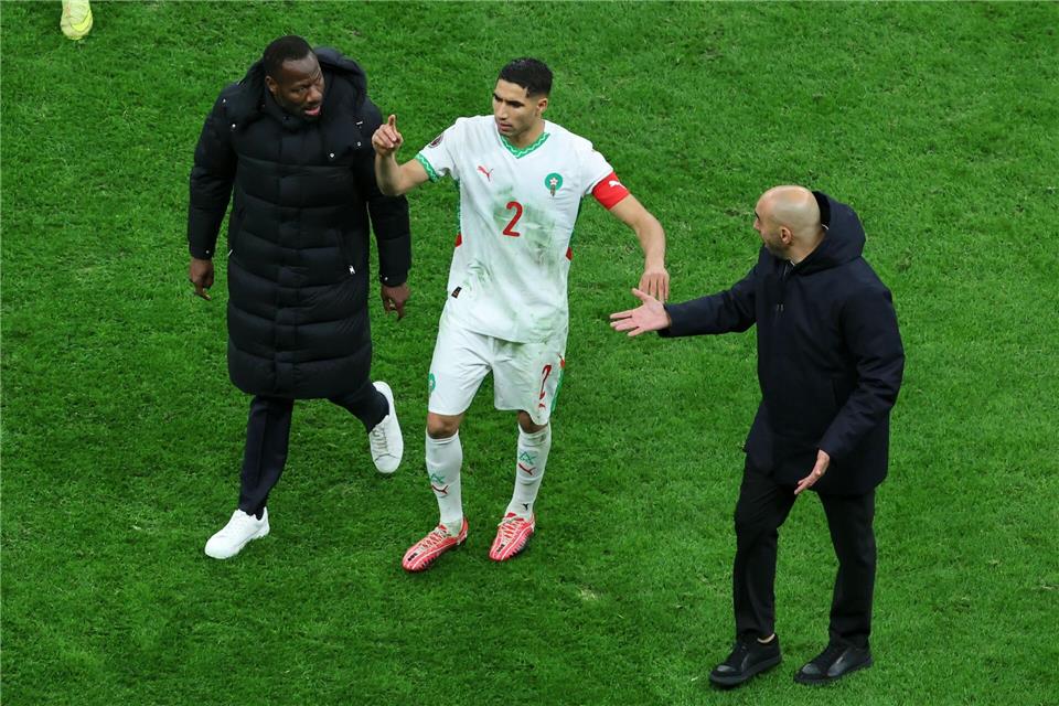 Senegals Cheftrainer Pape Thiaw (l) neben Marokkos Kapitän Achraf Hakimi.Youssef Loulidi/AP/dpa