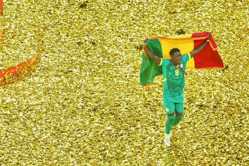 Senegals Lamine Camara jubelt nach dem Sieg gegen Marokko im Afrika Cup.Youssef Loulidi/AP/dpa