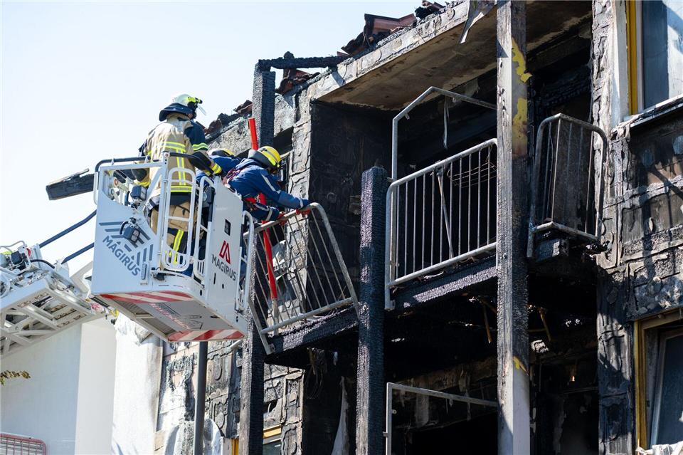 Senioren mussten eine Wohnanlage verlassen, nachdem dort ein Feuer ausgebrochen war. Pia Bayer/dpa