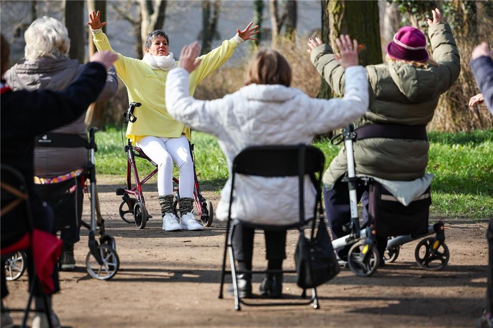 Seniorinnen - hier eine Yoga-Szene im Schlosspark Köthen - vor allem in Ostdeutschland profitieren vielfach von der Grundrente. (Archivfoto)Jan Woitas/dpa