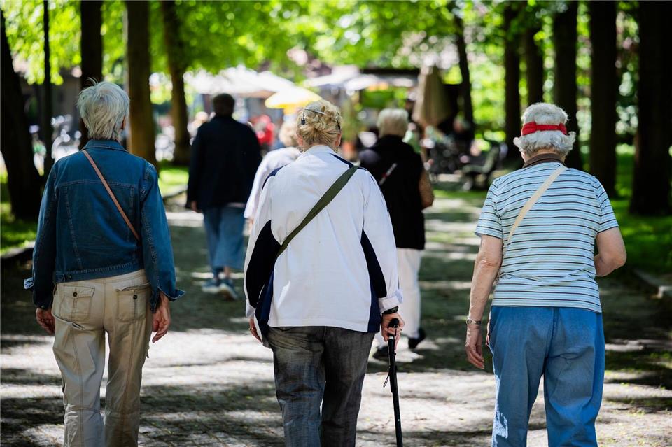 Seniorinnen und Senioren erhalten höhere Bezüge. (Symbolbild)Christoph Soeder/dpa