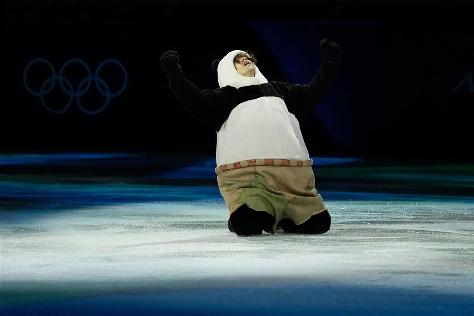 Sensations-Olympiasieger Michail Schaidorow aus Kasachstan trat beim Schaulaufen in einem witzigen Panda-Kostüm auf.Ashley Landis/AP/dpa