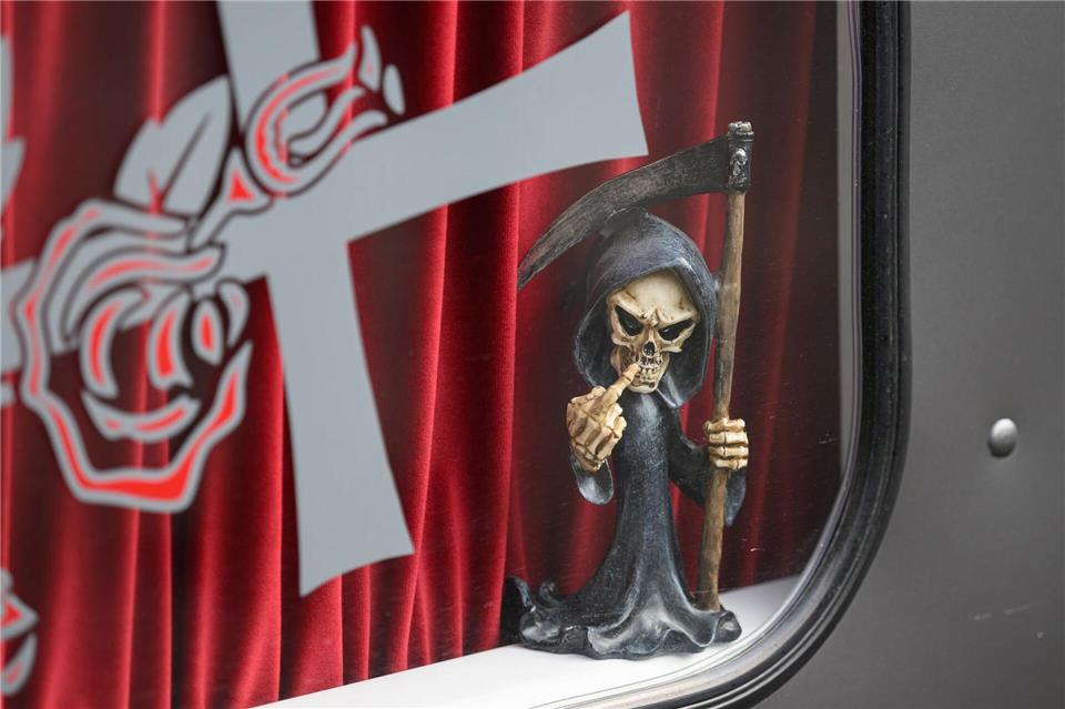 Sensemann-Figur  in Bestattungsfahrzeug - Museum für SepulkralkulturSwen Pförtner/dpa