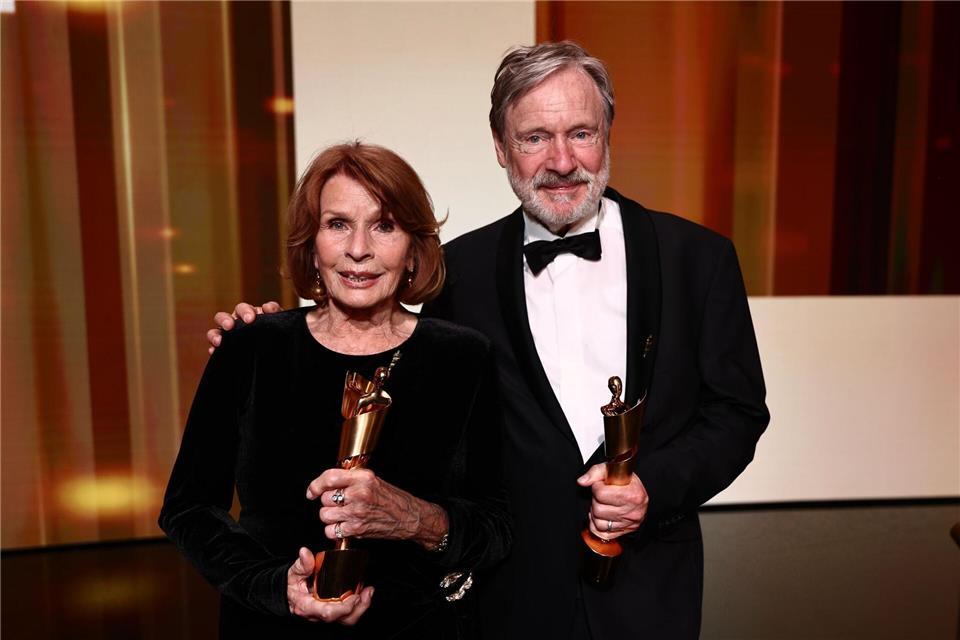 Senta Berger und Michael Wittenborn bekamen für die beste weibliche Hauptrolle beziehungsweise die beste männliche Nebenrolle im Film „Ach, diese Lücke, diese entsetzliche Lücke“ jeweils eine Lola, den Deutschen Filmpreis. (Archivbild)Christoph Soeder/dpa